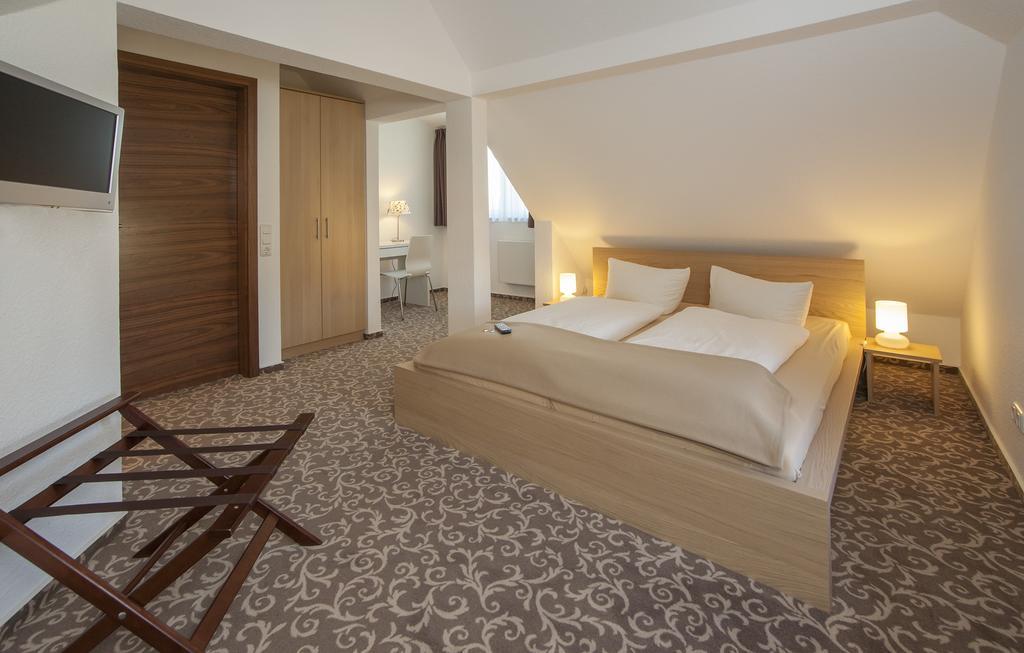 Pension Lok-Inn Walluf Bagian luar foto